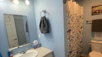 Een haardroger, een bidet, handdoeken, zeep