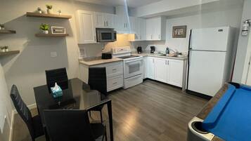 Frigorífico, microondas, horno y placa de cocina