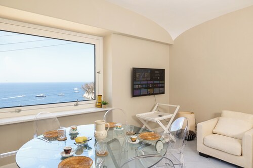 Appartement à Capri, situé à deux pas de la plage de Marina Piccola.