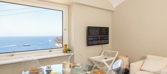 Apartment in Capri, located a stone's throw from the beach of Marina Piccola.