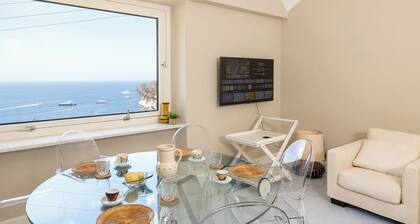 Appartement à Capri, situé à deux pas de la plage de Marina Piccola.