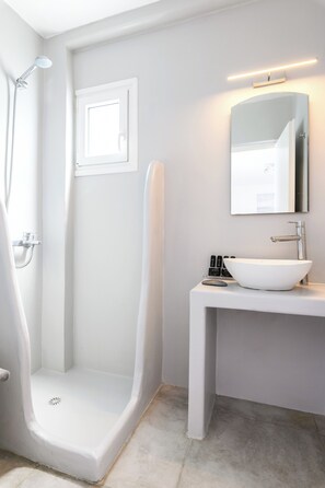 Habitación Deluxe con 1 cama matrimonial o 2 individuales, vista al patio | Baño | Regadera, secadora de cabello, toallas, jabón 