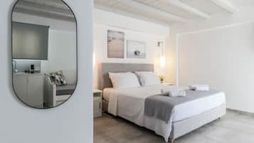 Suite, vista al patio | Ropa de cama de alta calidad y camas con pillow-top