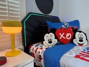 5 chambres, bureau, fer et planche à repasser, lit parapluie