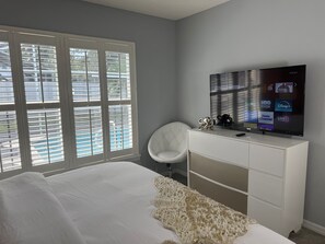 5 Schlafzimmer, Schreibtisch, Bügeleisen/Bügelbrett, Reisekinderbett