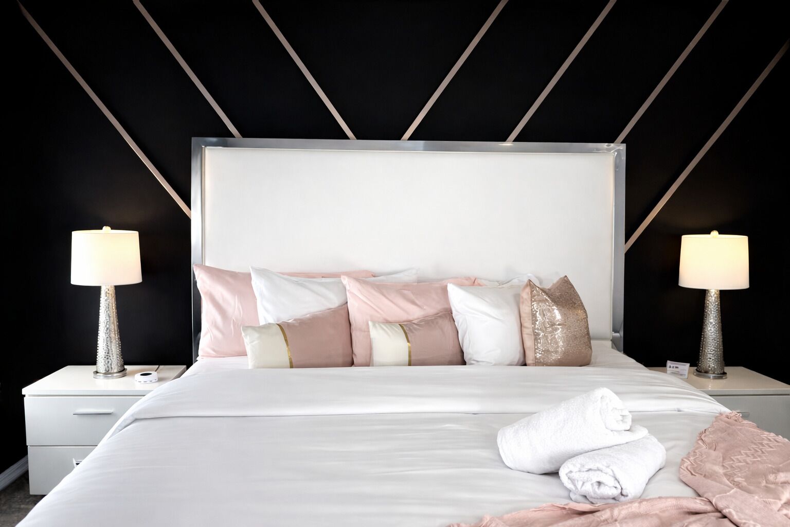 5 dormitorios, escritorio, tabla de planchar con plancha y cuna de viaje