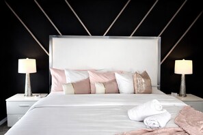 5 dormitorios, escritorio, tabla de planchar con plancha y cuna de viaje