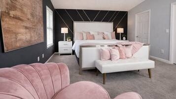 5 habitaciones, escritorio y tabla de planchar con plancha