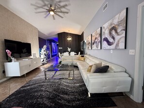 Una Smart TV, videojuegos, un reproductor de DVD, libros