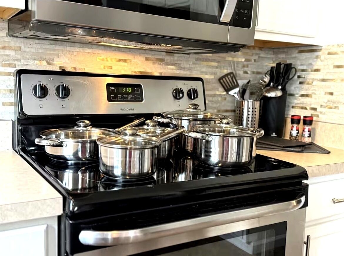 Kjøleskap, mikrobølgeovn, ovn og kokeplater