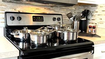 Kjøleskap, mikrobølgeovn, ovn og kokeplater