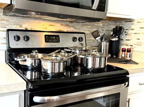 Frigorífico, microondas, horno y placa de cocina