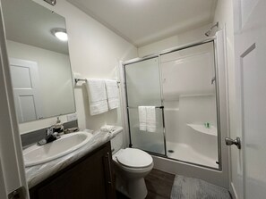 Serviettes fournies, savon, papier toilette