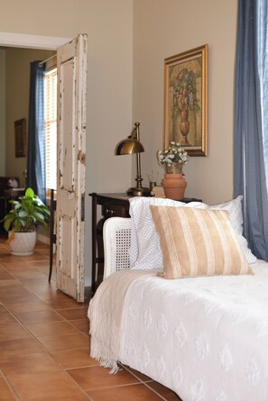 1 dormitorio, tabla de planchar con plancha, wifi y ropa de cama