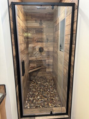 Douche, séchoir à cheveux, serviettes fournies, papier de toilette