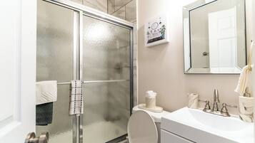 SĂšche-cheveux, serviettes fournies, savon, papier toilette