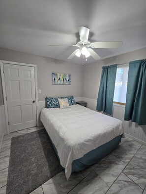 2 bedrooms, iron/ironing board, WiFi, bed sheets - "Salty Air Retreat"
Spacious 2-bedroom Condo with a Partial Ocean View. (Garden City)