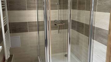 Dusche, Haartrockner, Handtücher, Seife