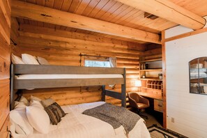 3 bedrooms, desk, travel cot, free WiFi