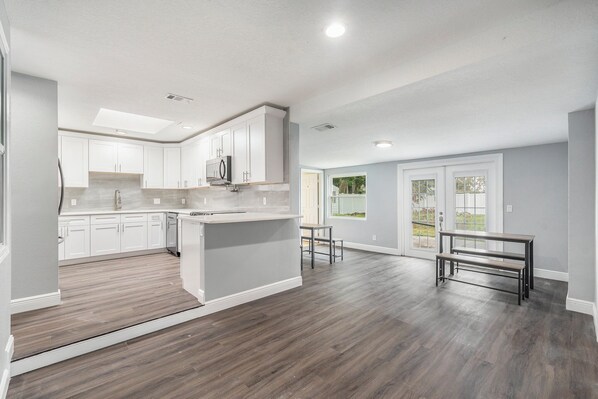 Private kitchen - Charming Coastal Retreat, 6-bedroom house with AC and WiFi, fabulous Clearwater (Clearwater)