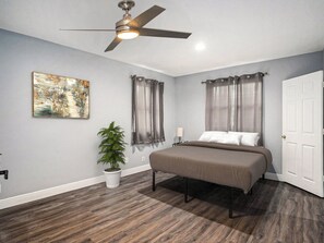 6 bedrooms, iron/ironing board, WiFi, bed sheets - Charming Coastal Retreat, 6-bedroom house with AC and WiFi, fabulous Clearwater (Clearwater)