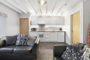 Tetera/pava eléctrica, tostadora, mesa de comedor