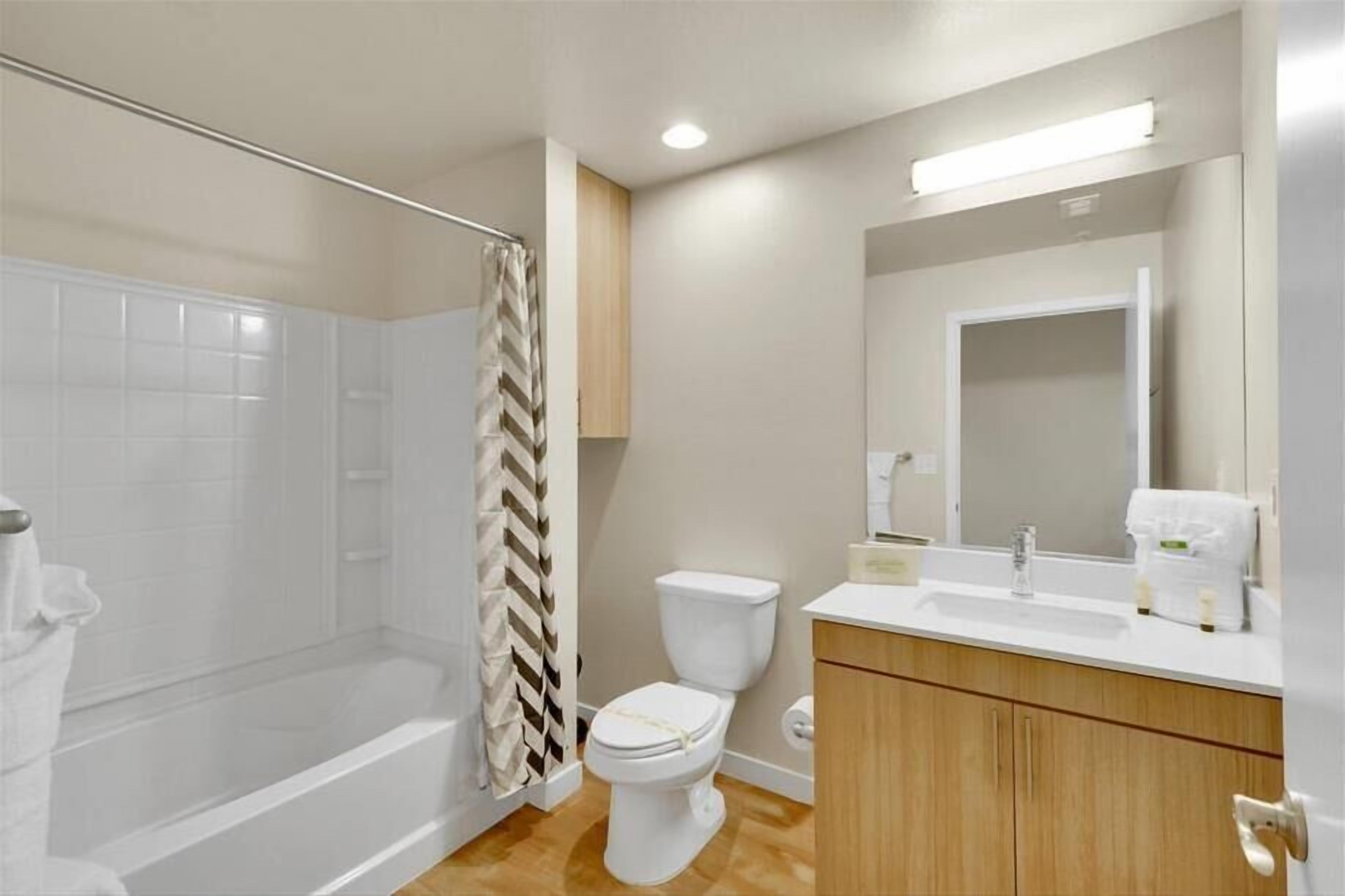 Douche, sèche-cheveux, serviettes fournies