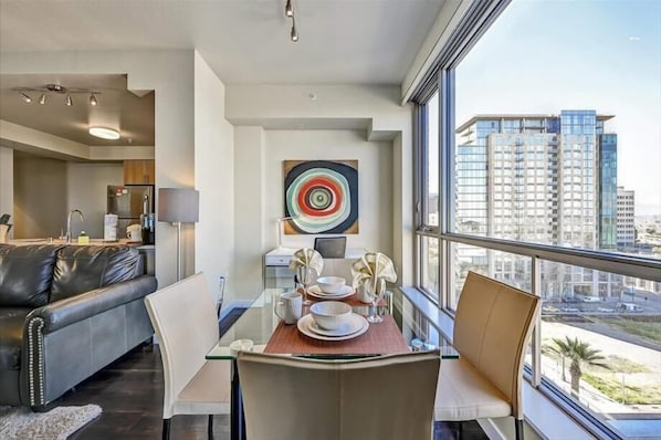 Dining - Marina 2BR nr LAX Attractions & mins to the Beach | MDR (Marina Del Rey)