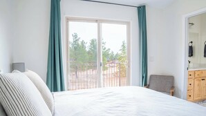 3 soverom, skrivebord, strykejern/-brett og reiseseng for barn