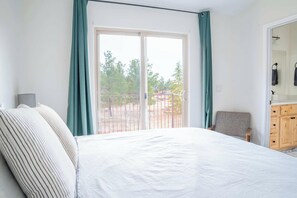 3 bedrooms, desk, iron/ironing board, travel cot - Kanab Pad F4 – Pool, Hot Tub & Gym Access (Kanab)
