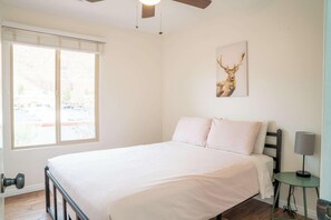 3 bedrooms, desk, iron/ironing board, travel cot - Kanab Pad F4 – Pool, Hot Tub & Gym Access (Kanab)