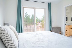 3 habitaciones, escritorio y tabla de planchar con plancha 