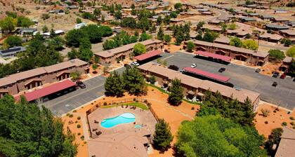 Townhome with Pool and Hot Tub | Near Zion & Bryce