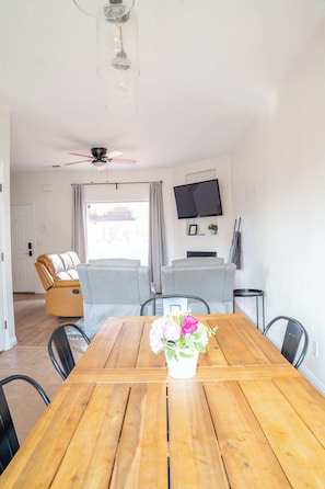 Dining - Kanab Pad F4 – Pool, Hot Tub & Gym Access (Kanab)