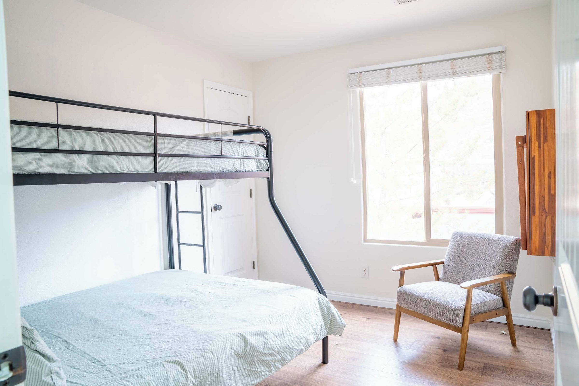 3 bedrooms, desk, iron/ironing board, travel crib