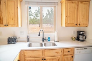 Coffee/tea maker, fridge, microwave, oven - Kanab Pad F4 – Pool, Hot Tub & Gym Access (Kanab)