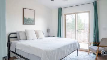 3 bedrooms, desk, iron/ironing board, travel crib