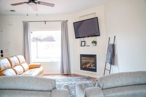 Een televisie, een open haard en een kantoor