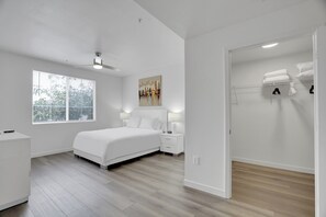 2 soverom, skrivebord, strykejern/-brett og wi-fi (inkludert)