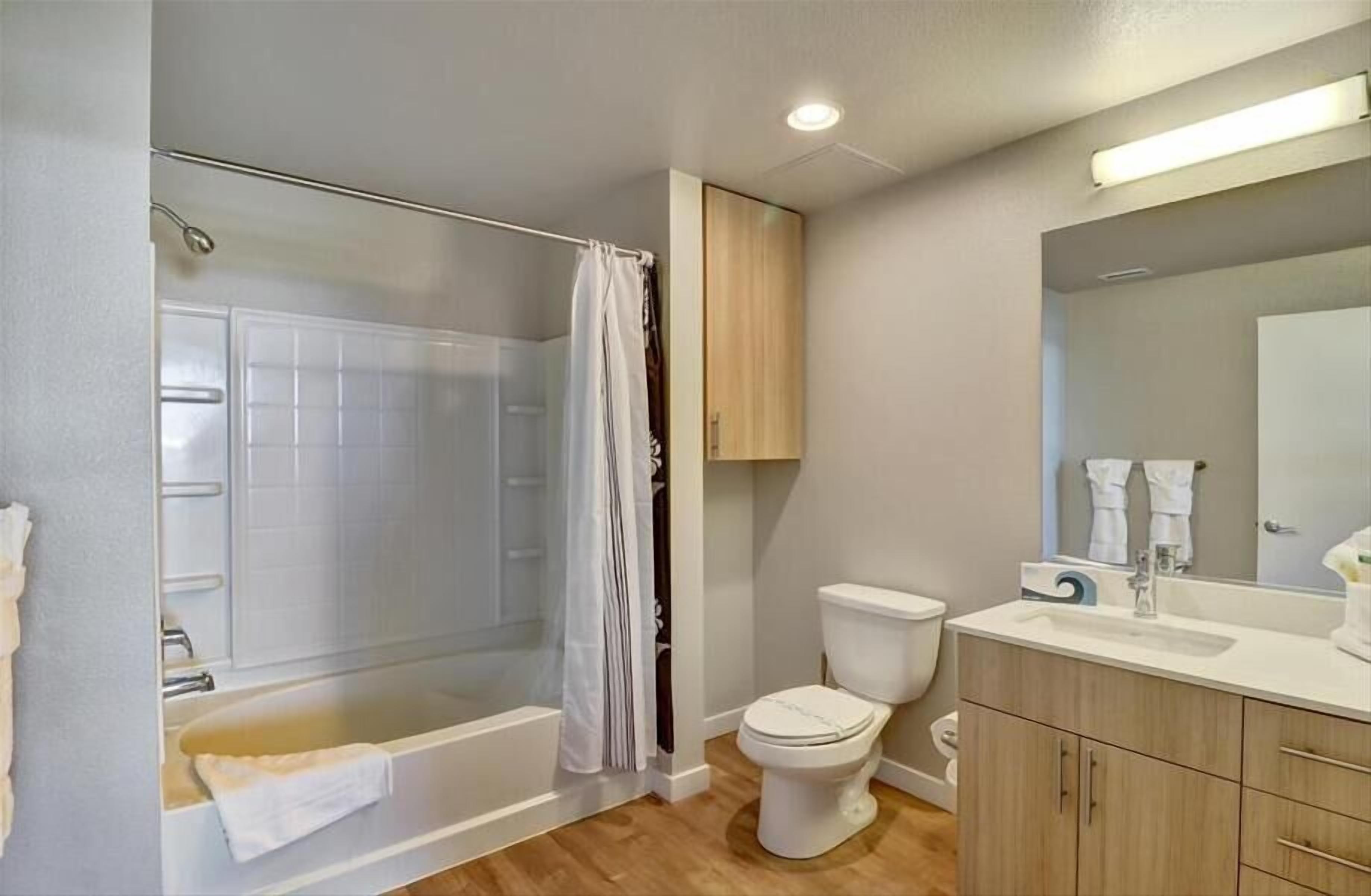 Dusj, hårføner og håndklær