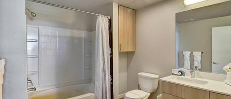 Dusj, hårføner og håndklær