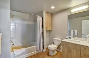 Douche, sèche-cheveux, serviettes fournies