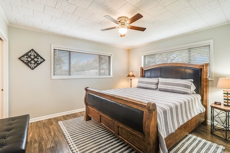 3 bedrooms, desk, iron/ironing board, free WiFi. Sleeps 8 (3 BR): Large Home Near Cajundome, Festivals, Parades