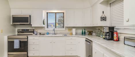 Refrigerador, microondas, horno, placa de cocina
