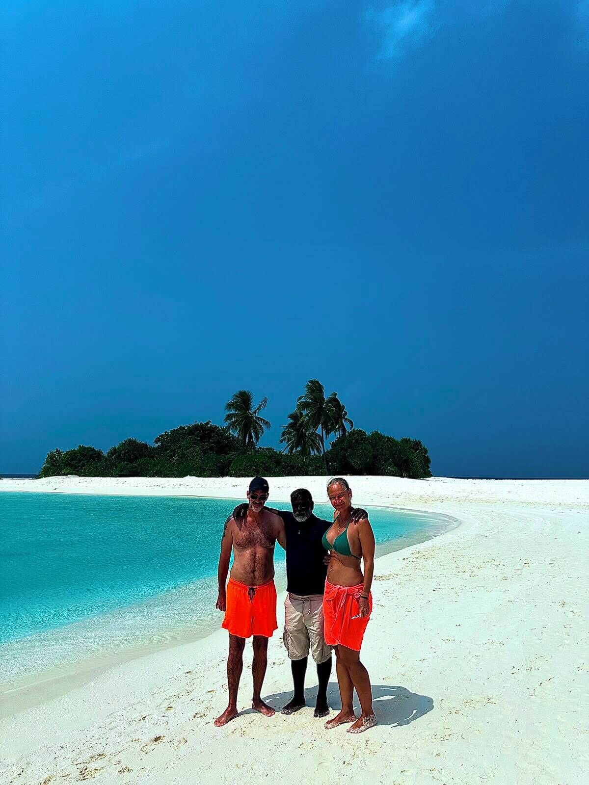 Una playa con agua turquesa cristalina y una orilla de arena blanca.