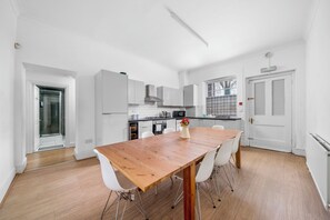 Appartement, 2 chambres, balcon | Salle à manger