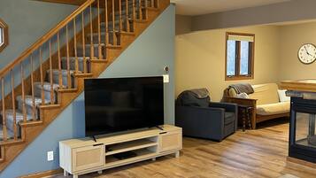 Smart-tv, eldstad och tv-spel