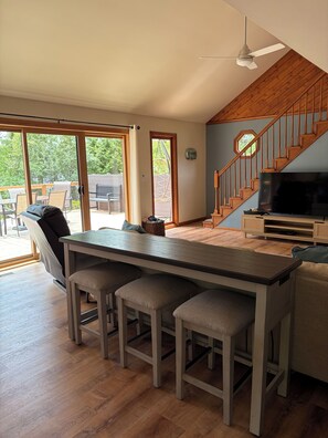 Smart TV, fireplace, video games - Charming Lake House! (Wild Rose)