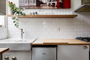 Kühlschrank, Mikrowelle, Ofen, Herdplatte