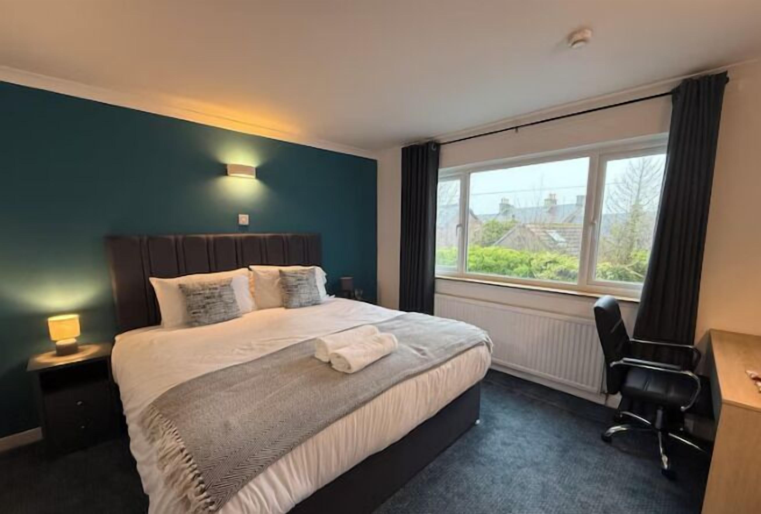 Deluxe Room, 1 King Bed | Premium bedding, Select Comfort beds, desk, laptop workspace